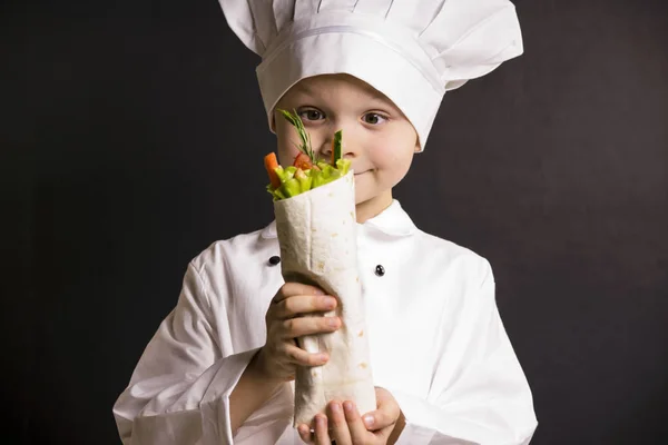 小男孩厨师煮熟皮塔饼 — 图库照片
