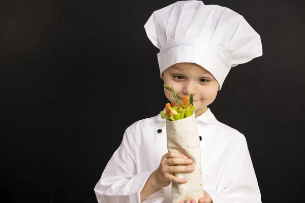 小男孩厨师煮熟皮塔饼 — 图库照片