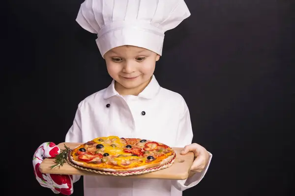 Pizza z salami i papryka — Zdjęcie stockowe