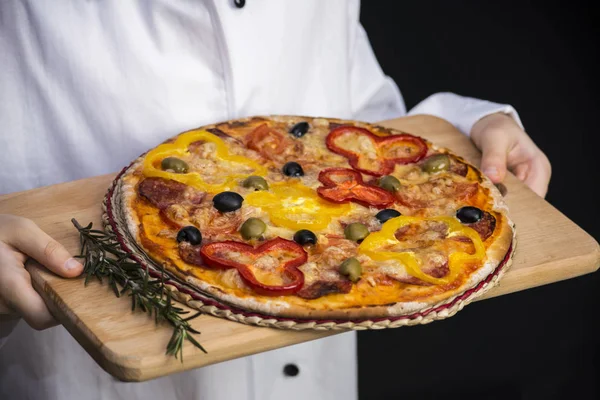Pizza z salami i papryka Zdjęcie Stockowe