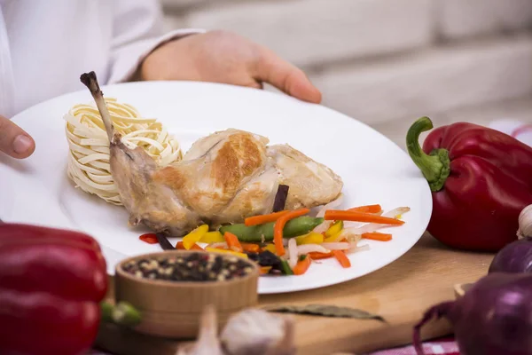 Bräserad kanin ben och spaghetti — Stockfoto