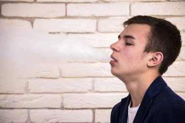 adam duman havaya uçurur.