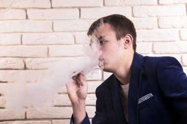 Adam elektronik sigara içiyor. 