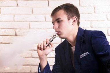 Adam elektronik sigara içiyor. 