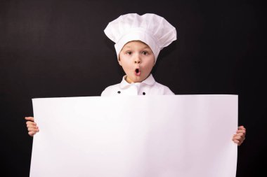 Komik Şef bir kağıt tutar