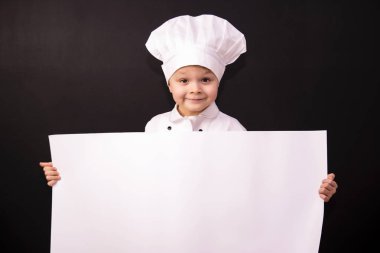 Komik Şef bir kağıt tutar