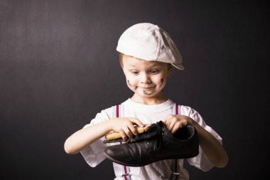 Çocuk ayakkabı fırçalar