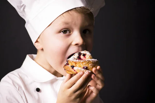 Croissant met veenbessen — Stockfoto