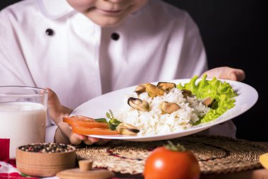 Midye ile pişmiş pirinç aşçı