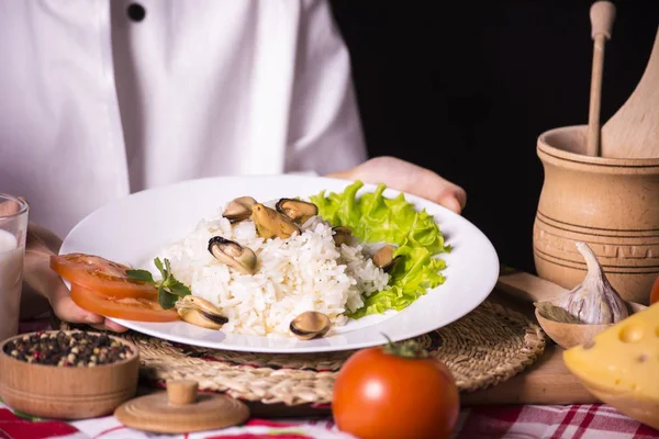 Kocken kokt ris med musslor — Stockfoto