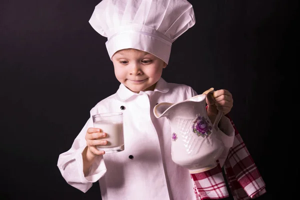 Chłopiec trzyma Dzbanek mleka — Zdjęcie stockowe