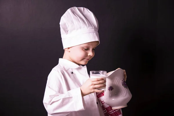 男孩抱着一罐牛奶 — 图库照片
