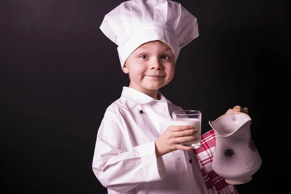 Chłopiec trzyma Dzbanek mleka — Zdjęcie stockowe