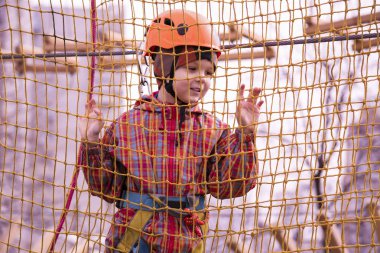  halat köprü üzerinde oynama çocuk