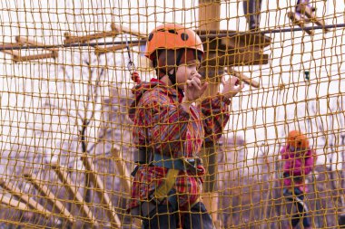  halat köprü üzerinde oynama çocuk