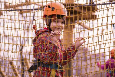  halat köprü üzerinde oynama çocuk