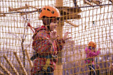  halat köprü üzerinde oynama çocuk
