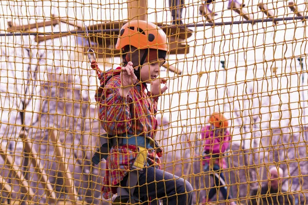  halat köprü üzerinde oynama çocuk