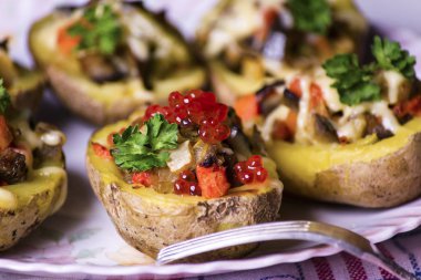 Fırında patates dolması kırmızı havyar