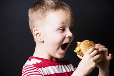 bir hamburge yeme çocuk
