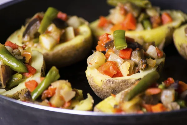 Potatis fyllda med grönsaker — Stockfoto