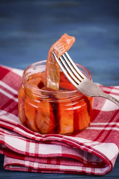 Peixe vermelho em molho — Fotografia de Stock