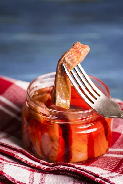 Peixe vermelho em molho — Fotografia de Stock