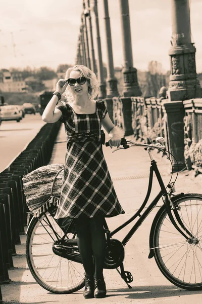 Красивая девушка и ретро велосипед — стоковое фото