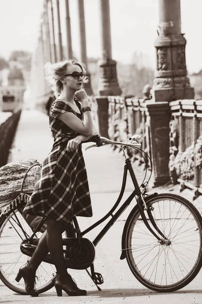 Мила дівчина і ретро велосипед — стокове фото
