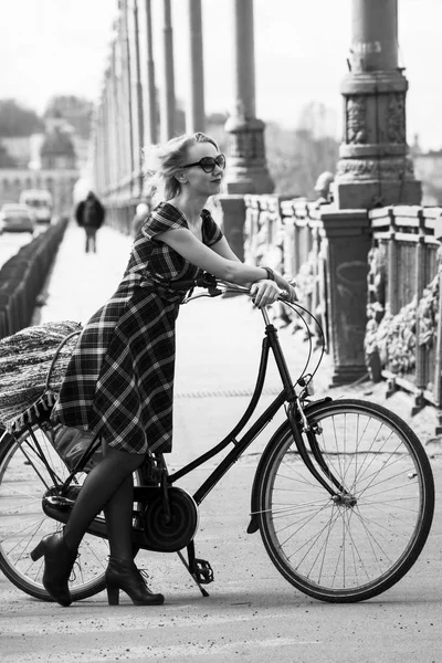 Menina bonito e bicicleta retro — Fotografia de Stock