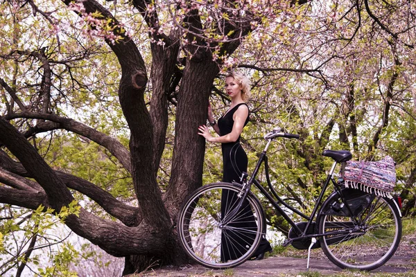 Cute girl i rower retro — Zdjęcie stockowe