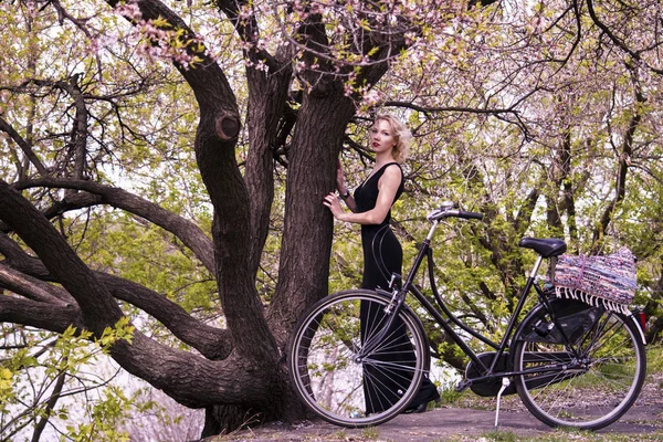 Χαριτωμένο κορίτσι και ρετρό ποδήλατο — Φωτογραφία Αρχείου