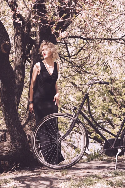 Linda chica y bicicleta retro — Foto de Stock
