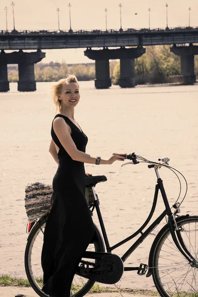Söt flicka och retro cykel — Stockfoto