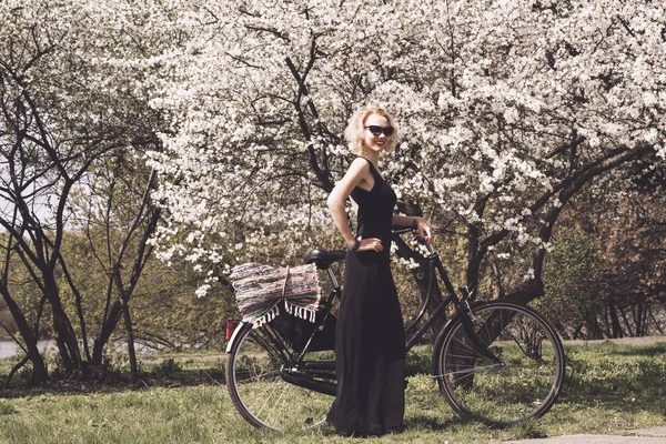Linda chica y bicicleta retro — Foto de Stock