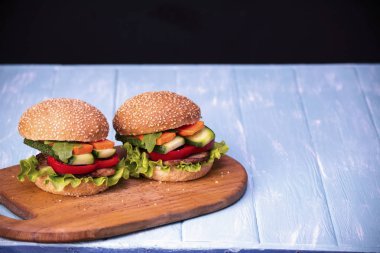 hamburger eti ve sebze ile