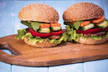 hamburger eti ve sebze ile