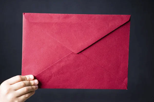 红色的邮件信封包含 — 图库照片