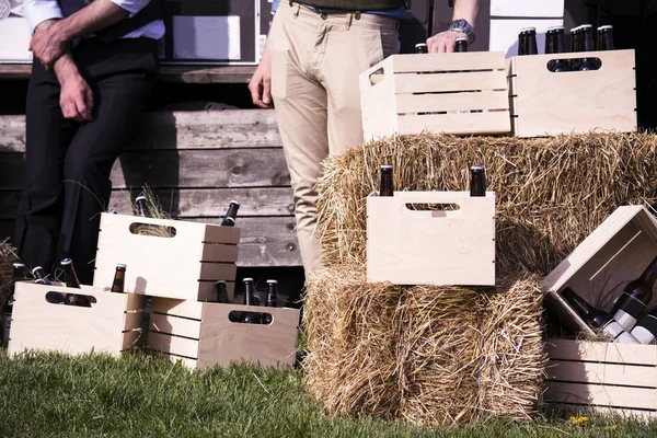 Caixa de madeira com garrafas de cerveja — Fotografia de Stock