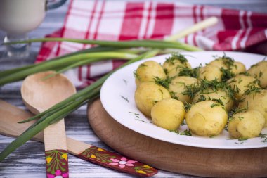 Genç haşlanmış patates