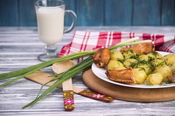 Aardappels en kip koud gerookt — Stockfoto