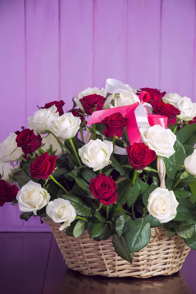 大篮子的玫瑰花 — 图库照片