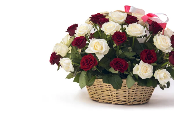 Großer Korb mit Rosen — Stockfoto