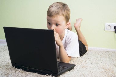 Komik çocuk içinde laptop oynamak 