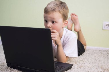 Komik çocuk içinde laptop oynamak 