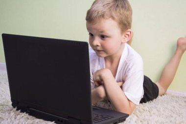 Komik çocuk içinde laptop oynamak 