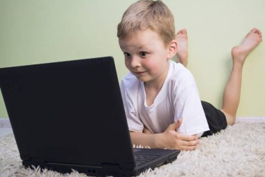 Komik çocuk içinde laptop oynamak 