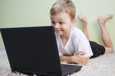 Komik çocuk içinde laptop oynamak 