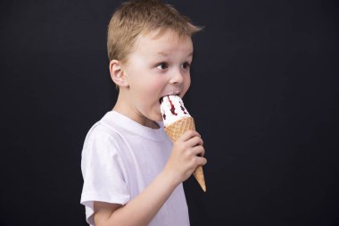 Komik çocuk holding dondurma