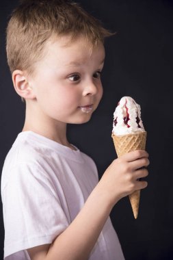 Komik çocuk holding dondurma